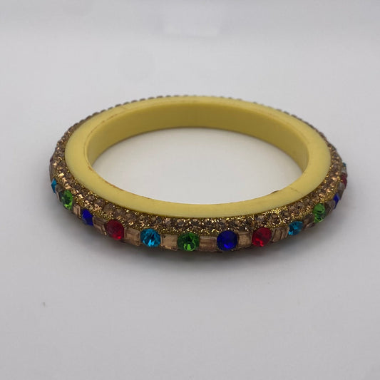 Armreif mit bunten Glitzersteinen