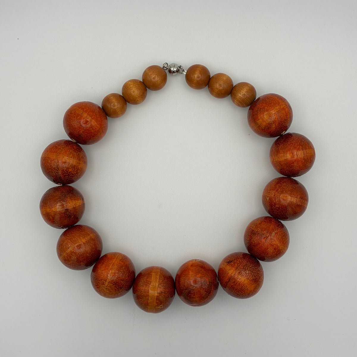 Handgemachte Kette mit Holzperlen