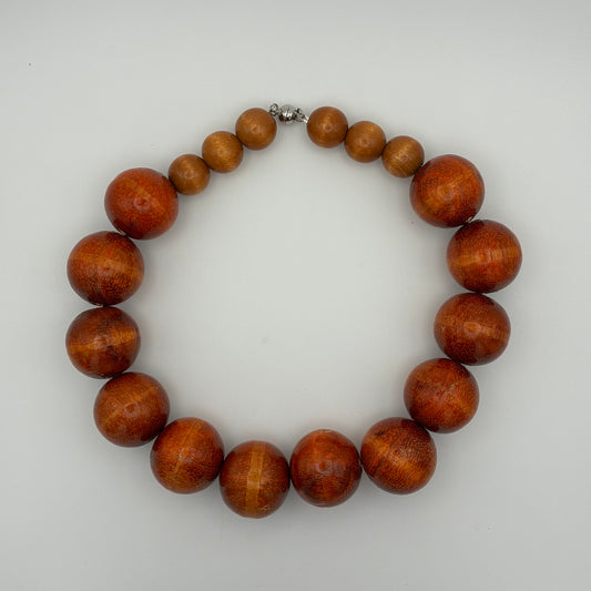 Handgemachte Kette mit Holzperlen