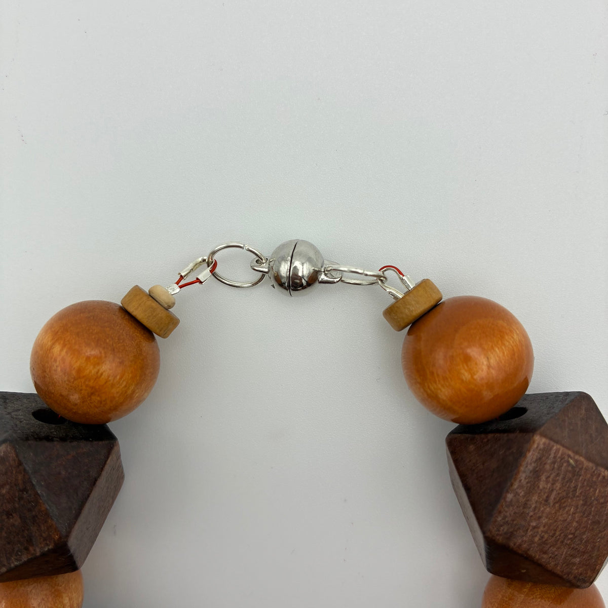 Handgemachtes Armband aus Holzperlen