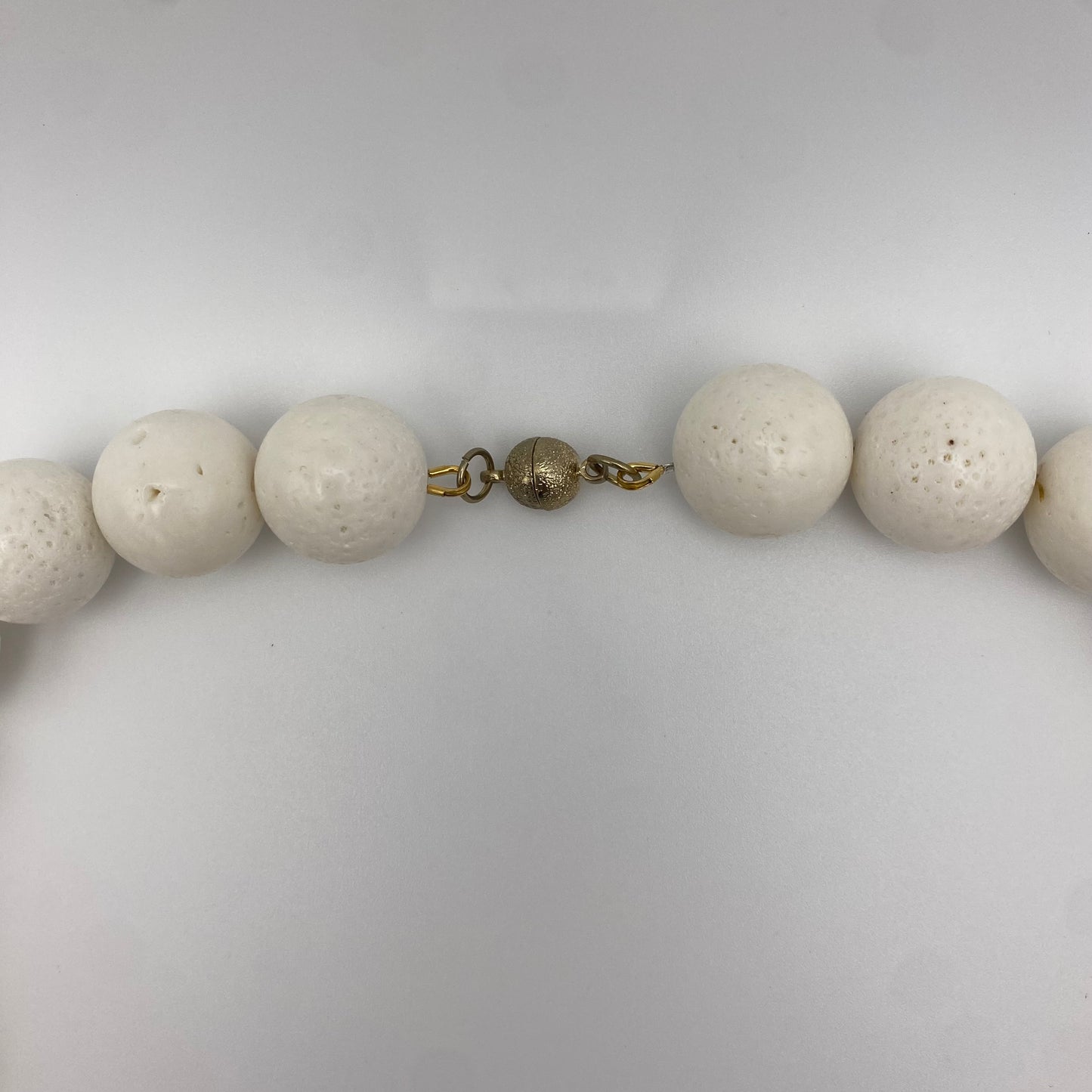 Handgemachtes Collier mit Uhr, natürlicher Koralle und recycelten Vintageperlen