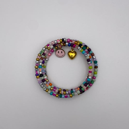 Bunter Spiralarmreif mit rosa Smiley