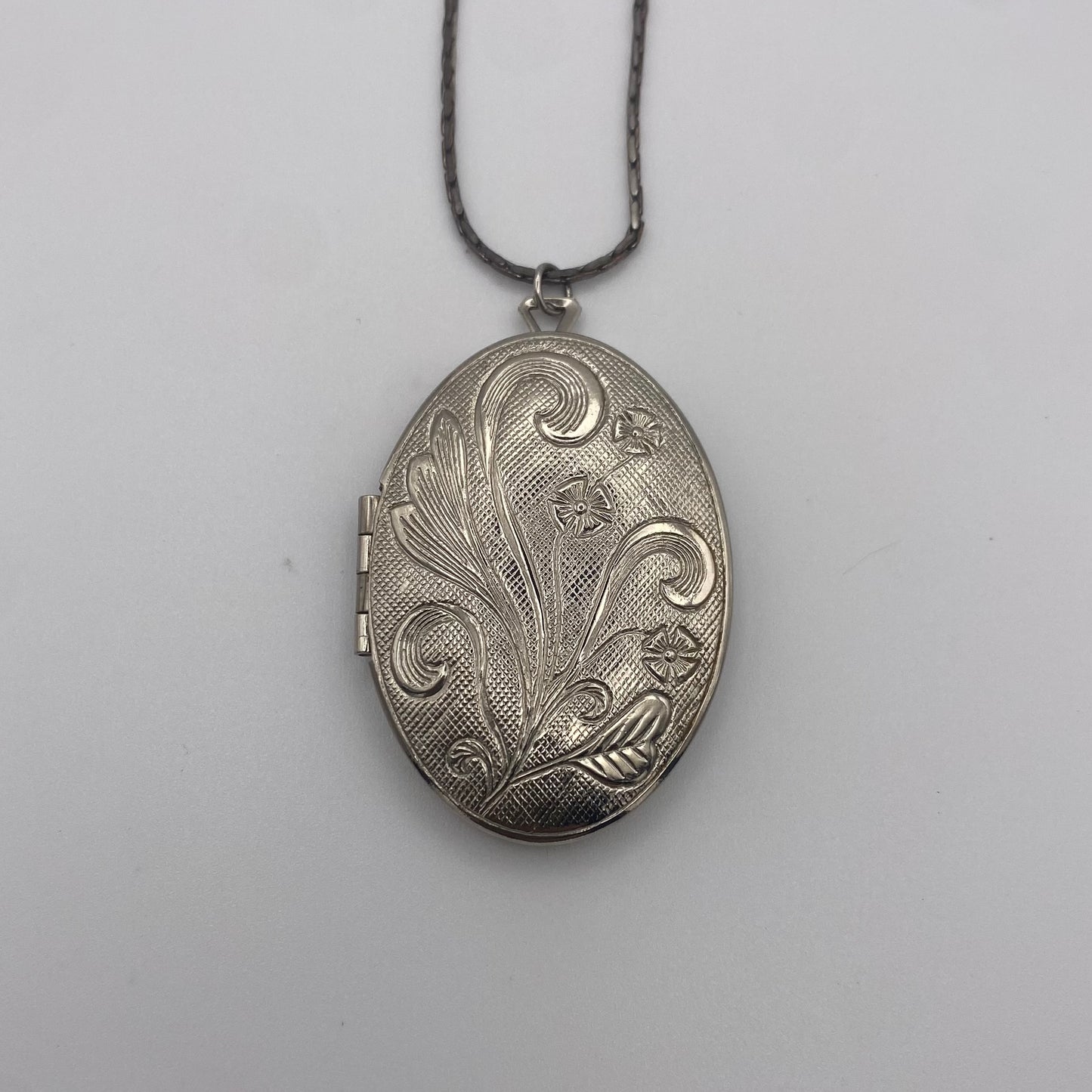 Lange silberne Halskette mit Medaillon