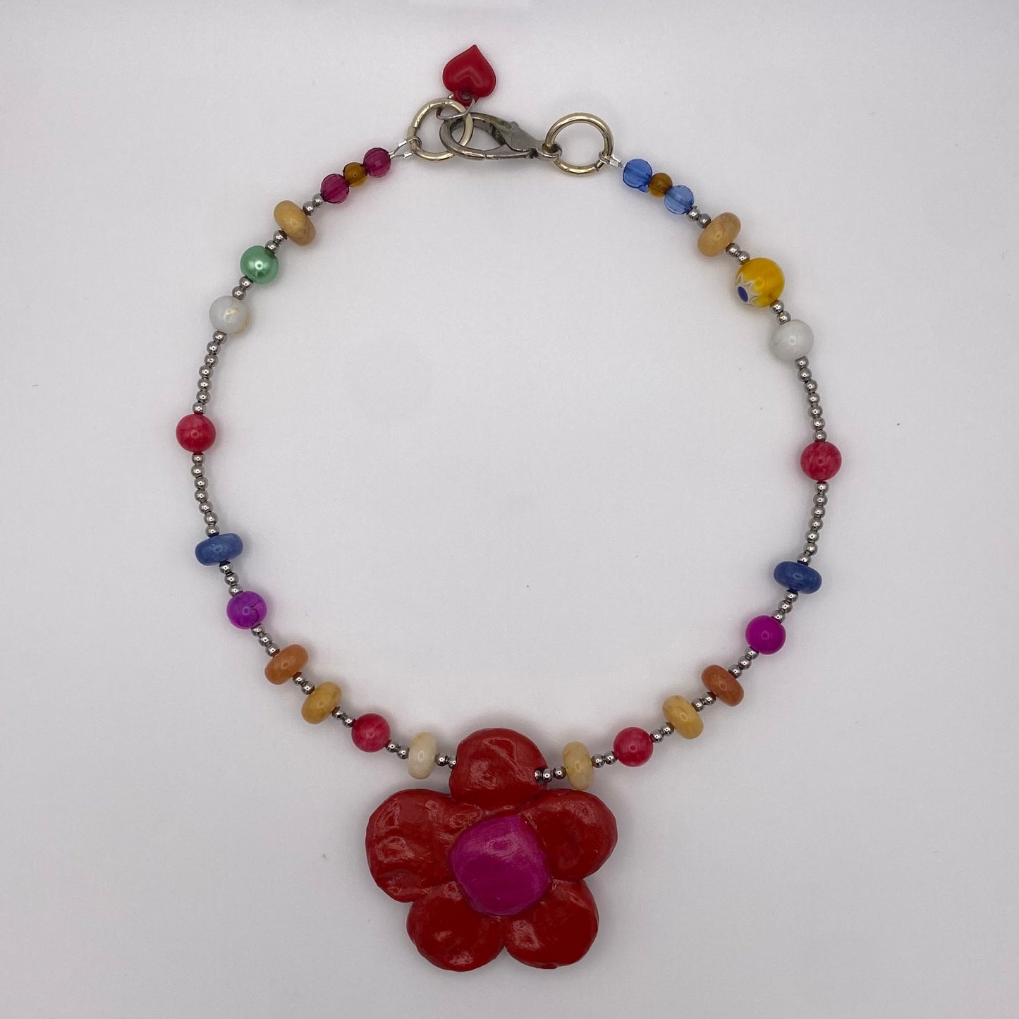 Handgemachte bunte Halskette mit Blümchen-Charm und Edelsteinen