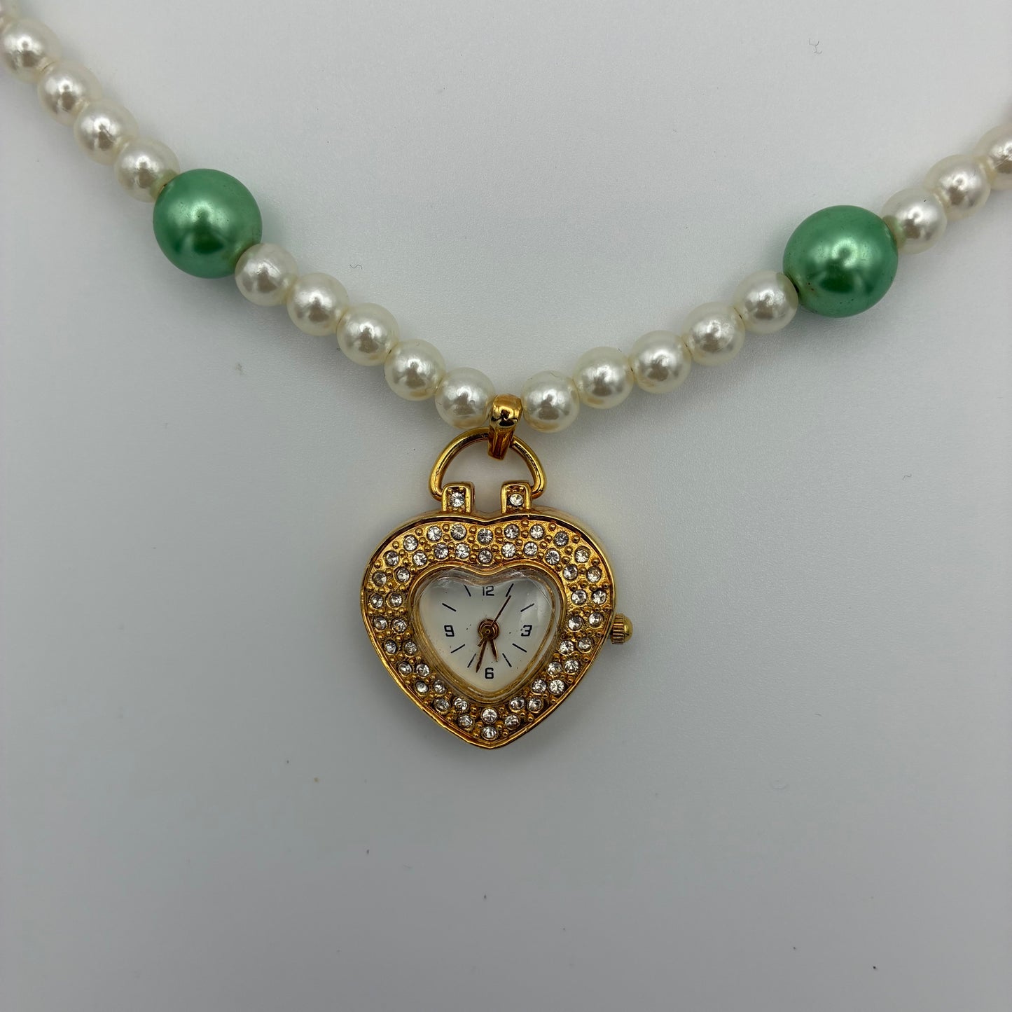 Handgemachte Halskette mit Perlen und goldfarbener Uhr