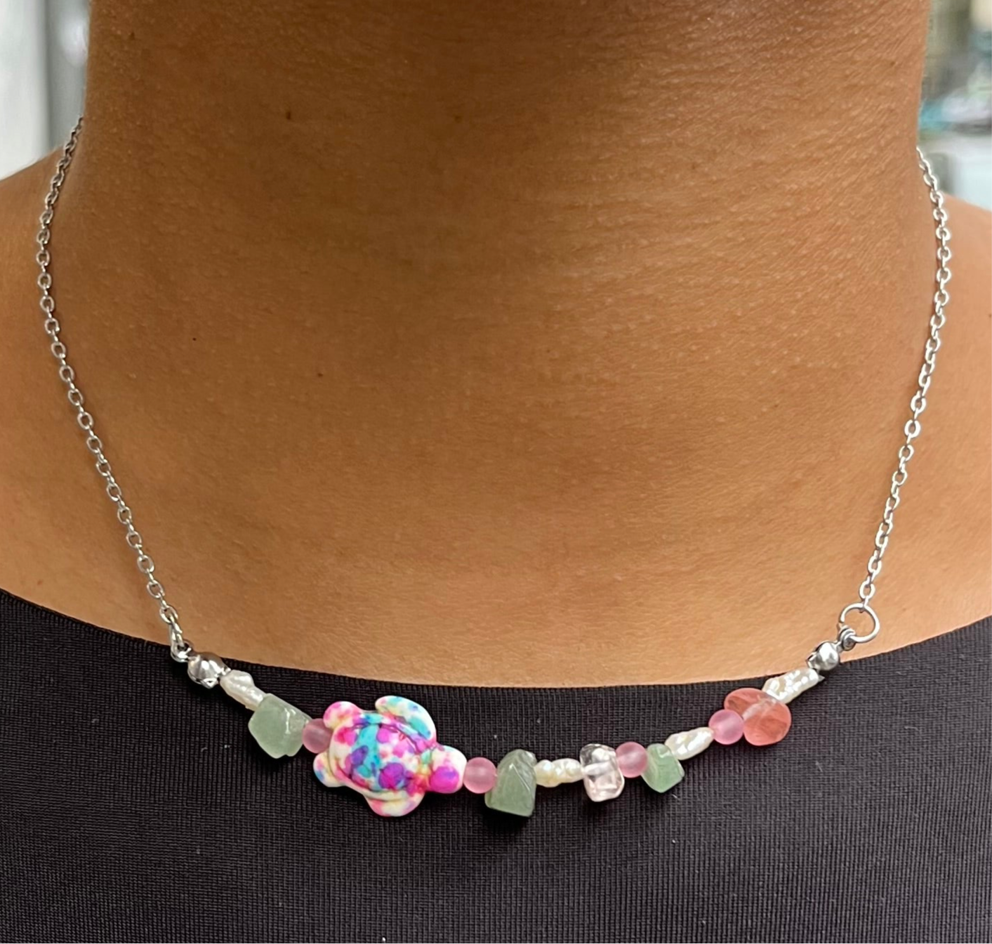 Bunte Kette mit Schildkröte und Edelsteinen