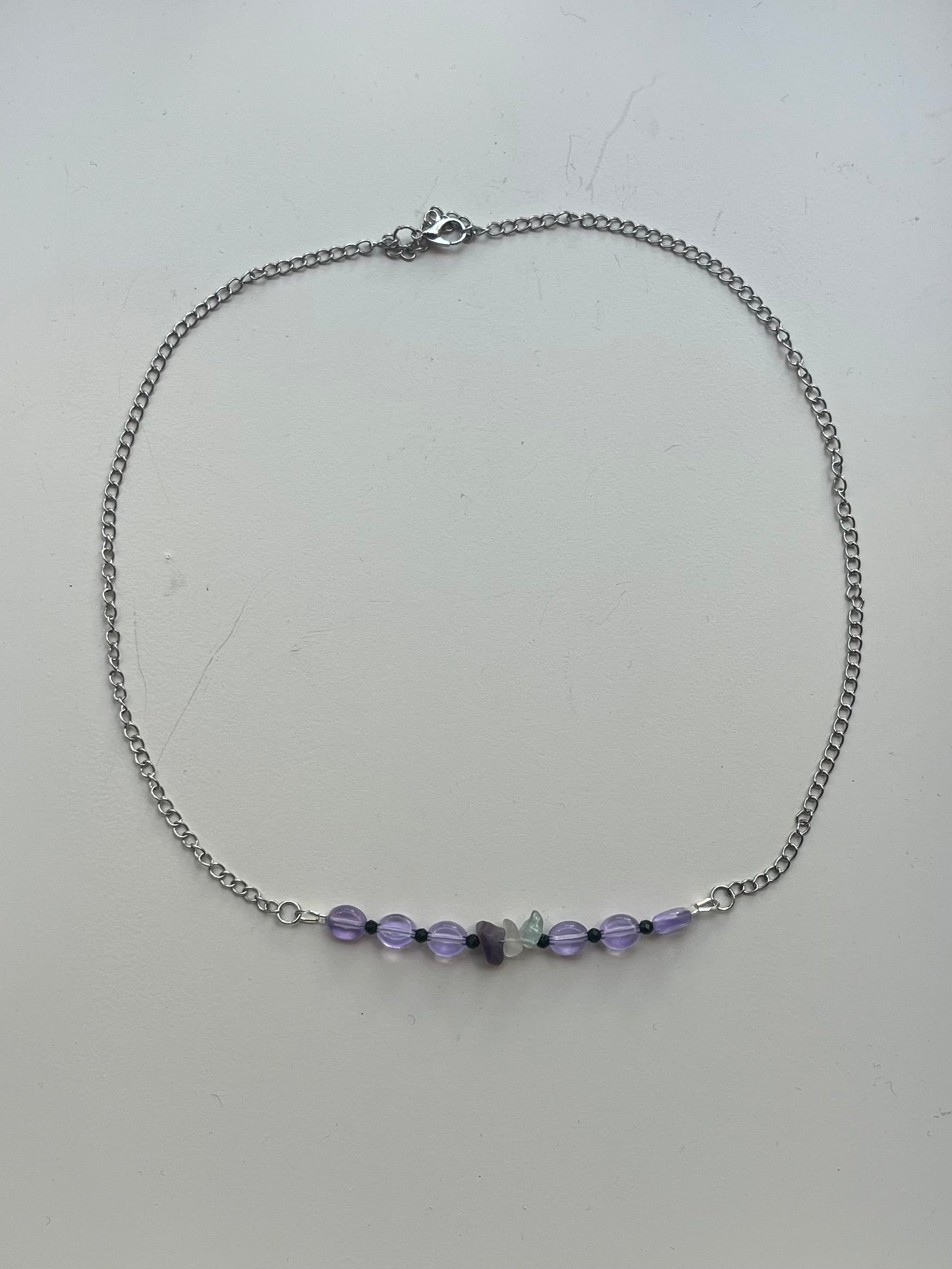 Handgemachte Halskette mit Halbedelsteinen und lila Perlen