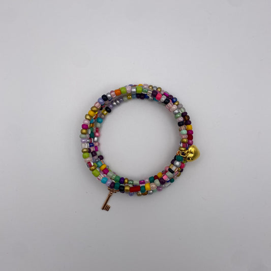 Bunter Spiralarmreif mit Schlüssel- & Herzcharm