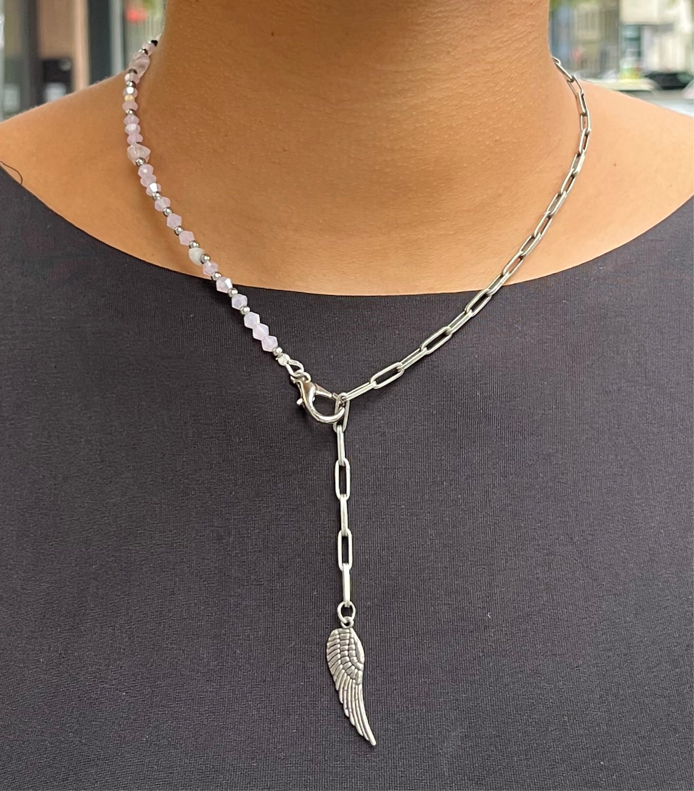 Asymmetrische Halskette mit Rosenquarz und Charms