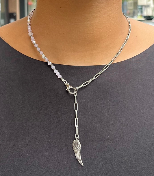 Asymmetrische Halskette mit Rosenquarz und Charms