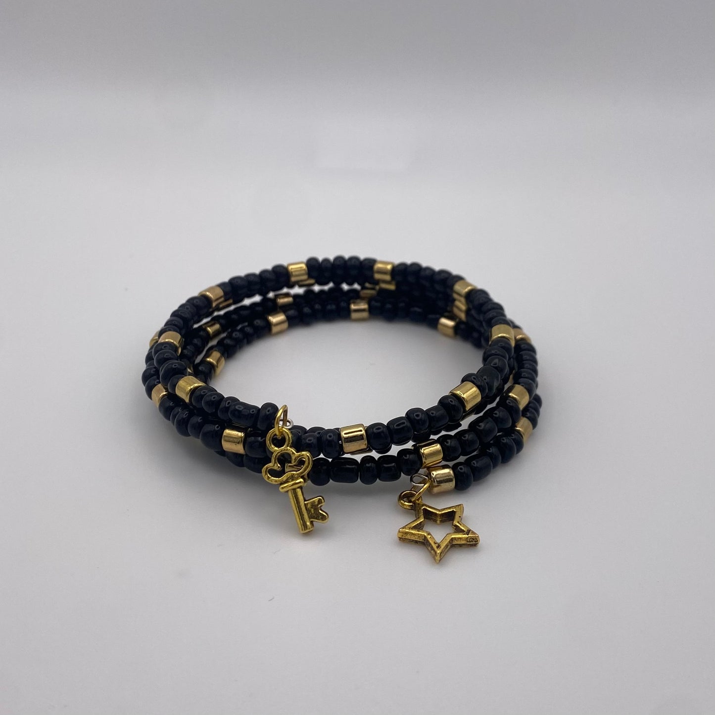 Schwarzer Spiralarmreif mit goldenen Details