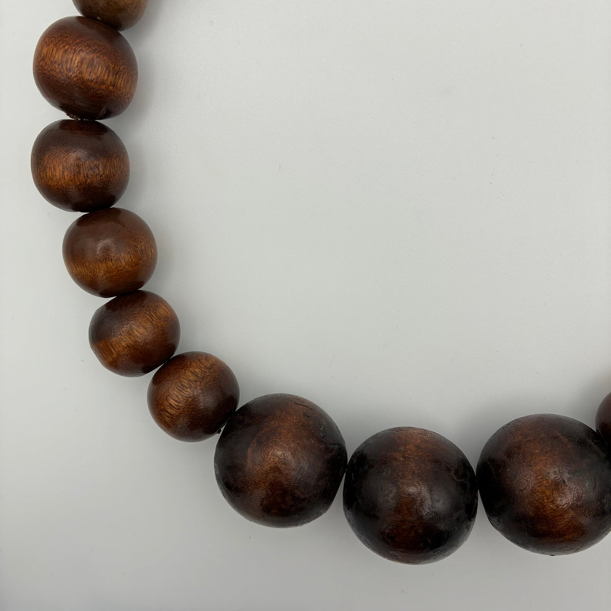 Handgemachte Kette aus großen Holzperlen