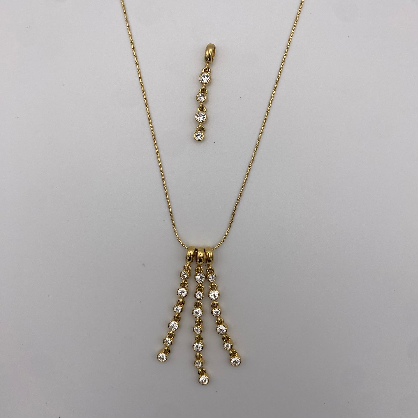 Feine goldfarbene Vintage-Kette mit Anhängern