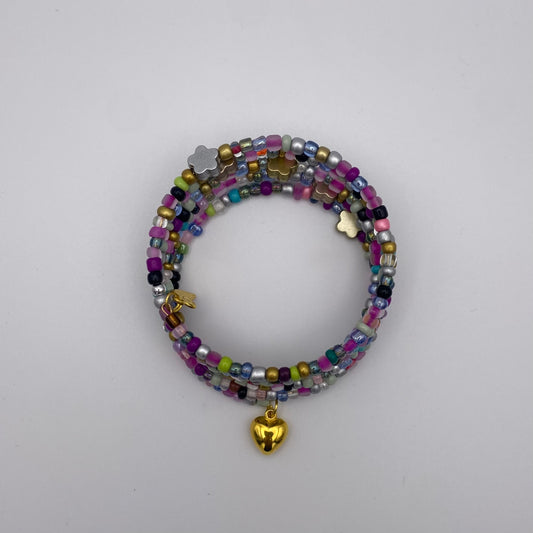 Bunter Spiralarmreif mit goldenen Charms