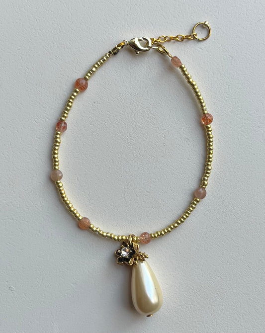 Handmade Armband mit Vintage Charms und Erdbeerquarz