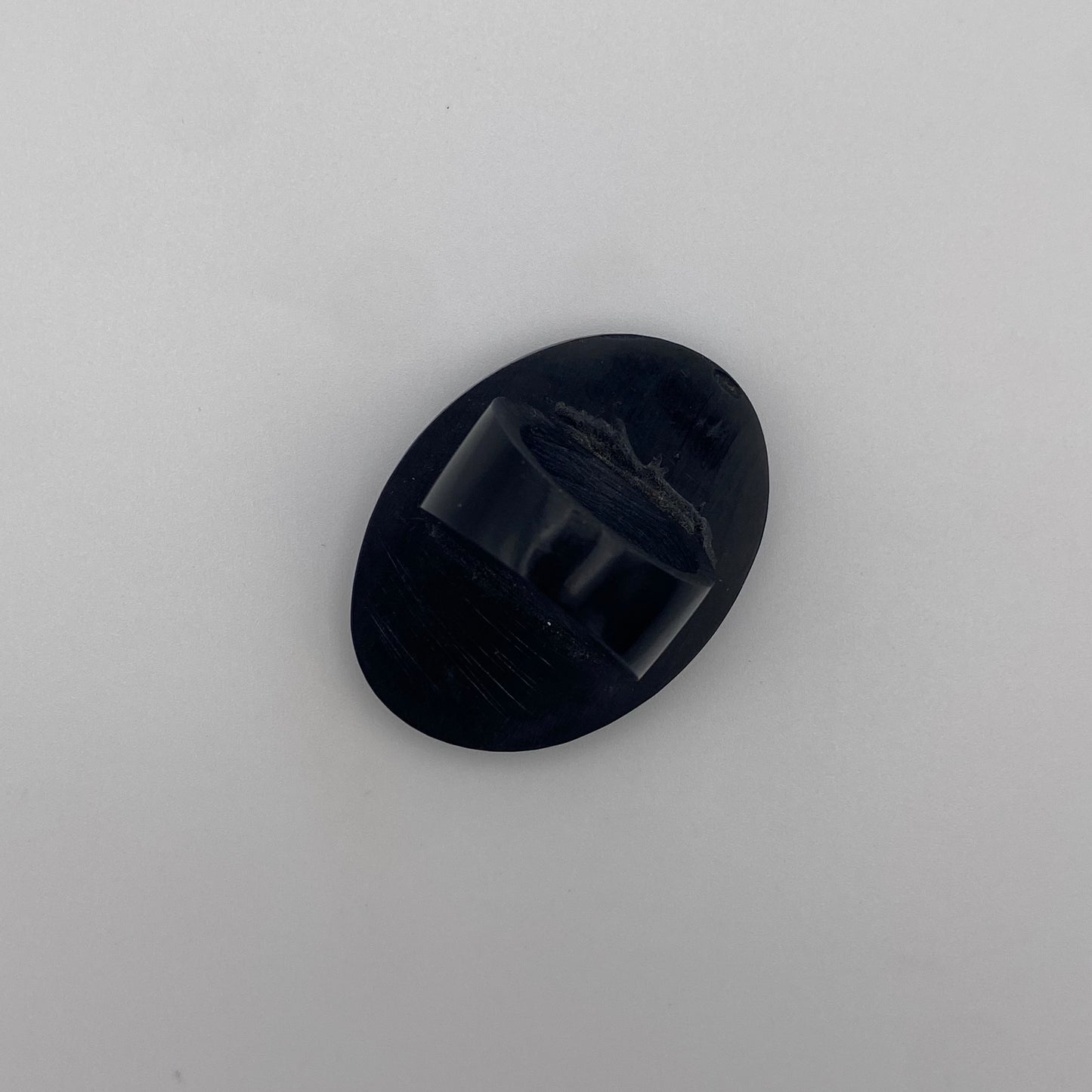 Statement-Ring aus dunklem Holz