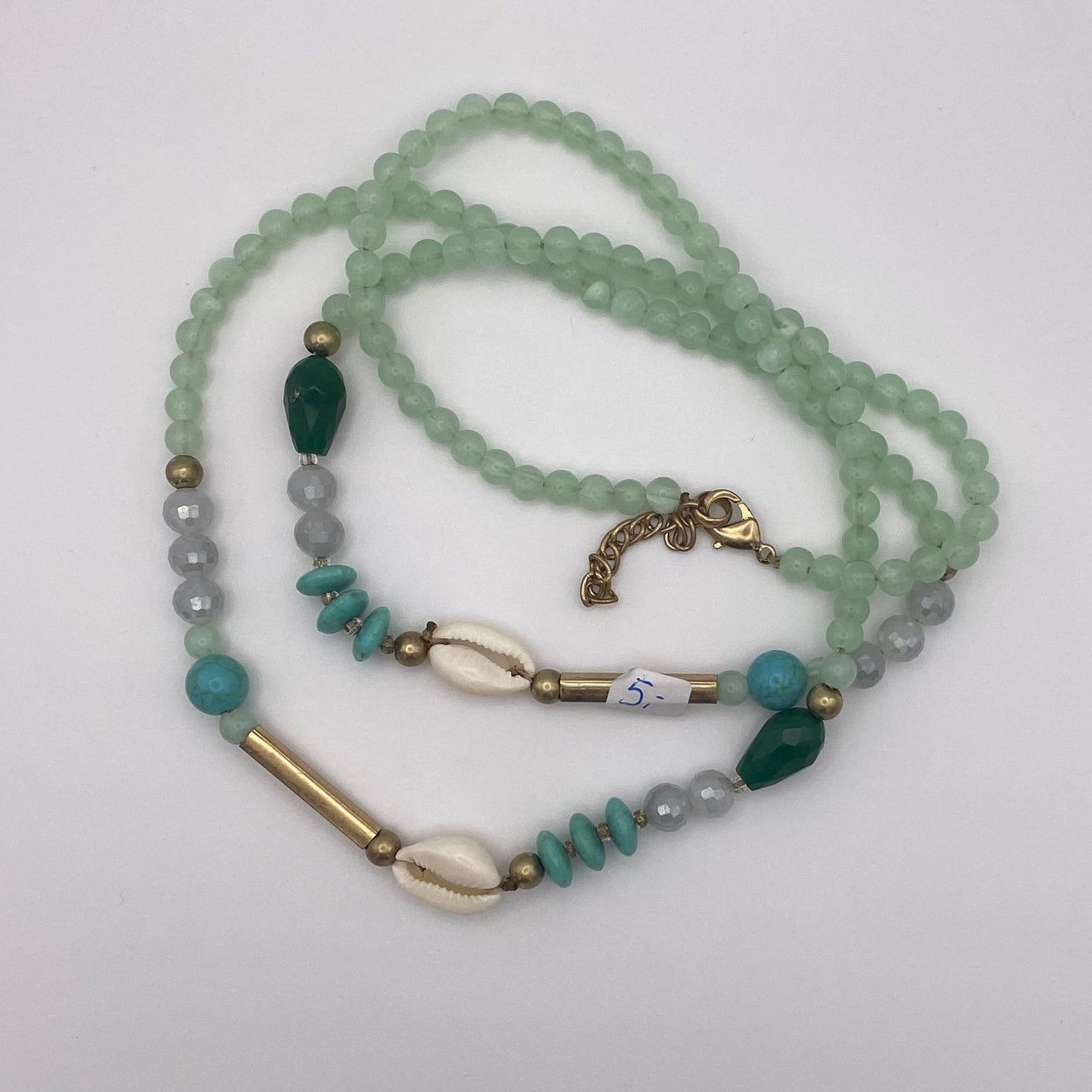 Lange Kette mit Muscheln und Perlen