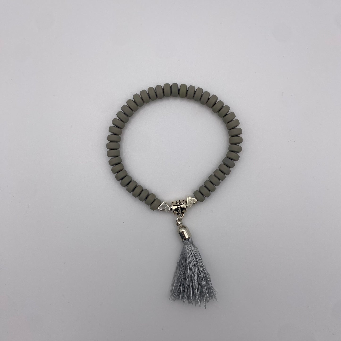 Graues Armband mit Charms