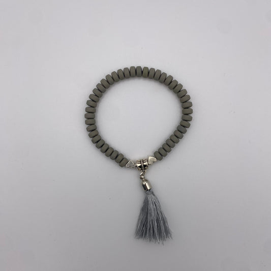 Graues Armband mit Charms