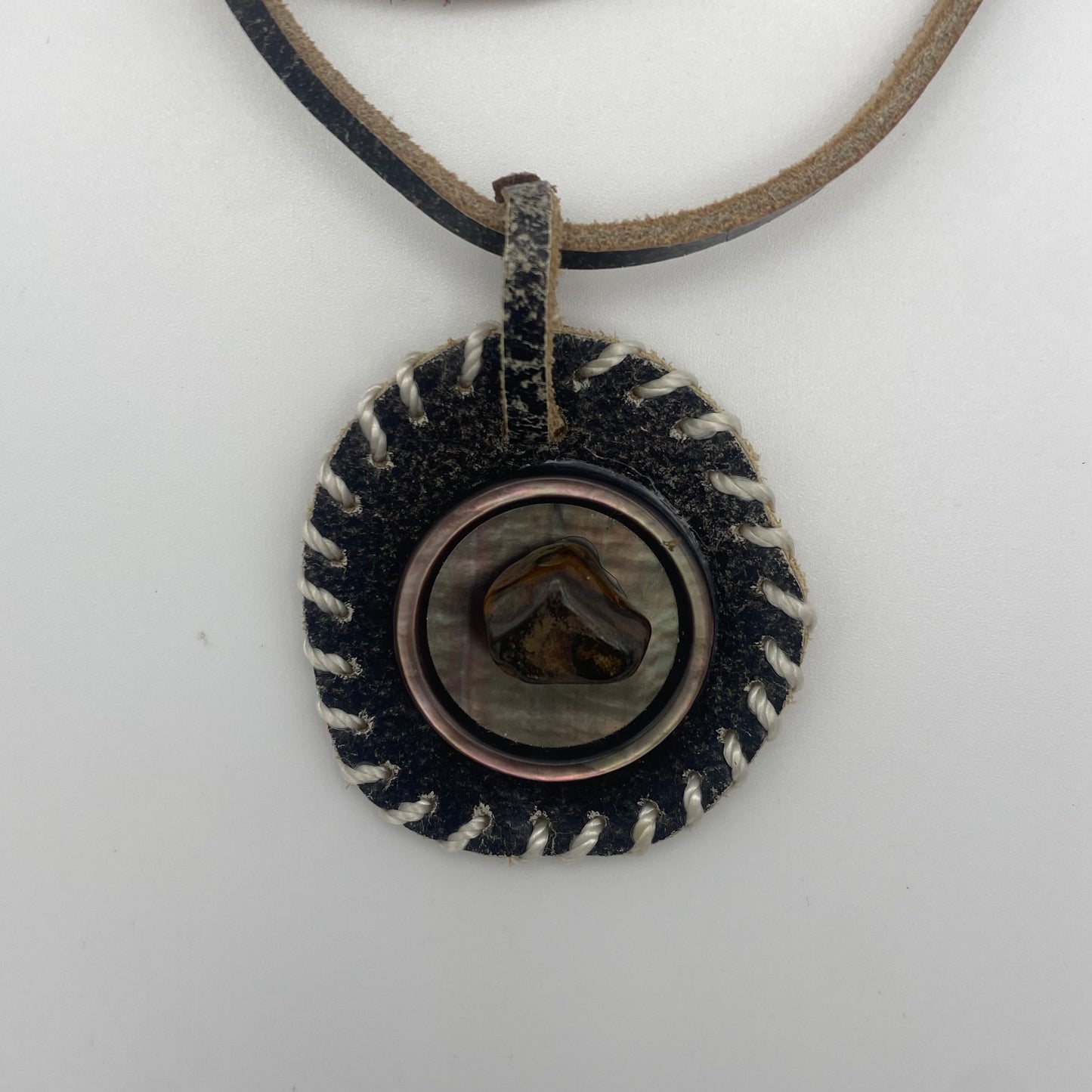 Handgemachtes Lederamulett
